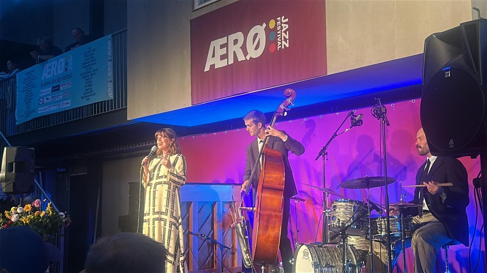Sangerinde og band på scenen ved Ærø Jazz Festival