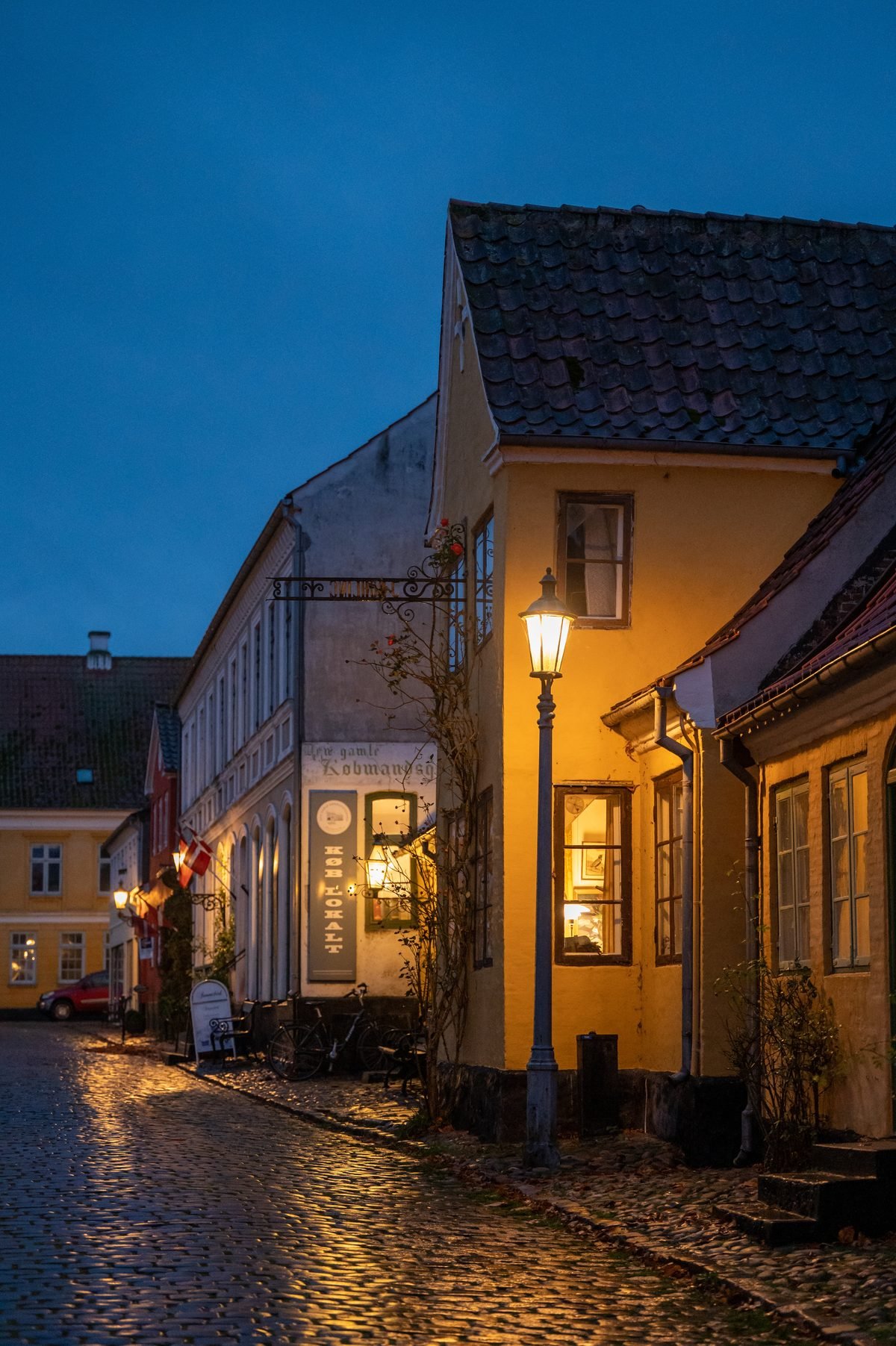 Historisk gyde i Ærøskøbing i aftenskumringen
