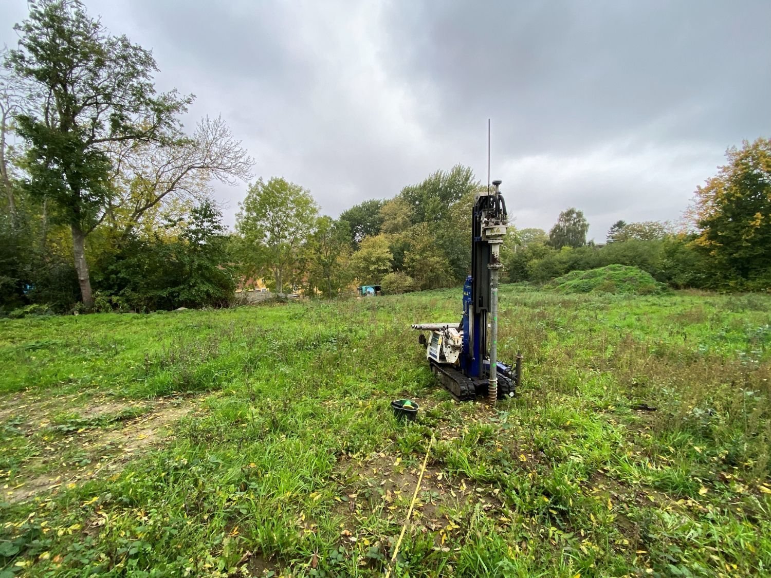 Tracked drilling rig from Fremtidens Fundament on the autumn plot of Dansk Cottage in Skovby near S&oslash;by