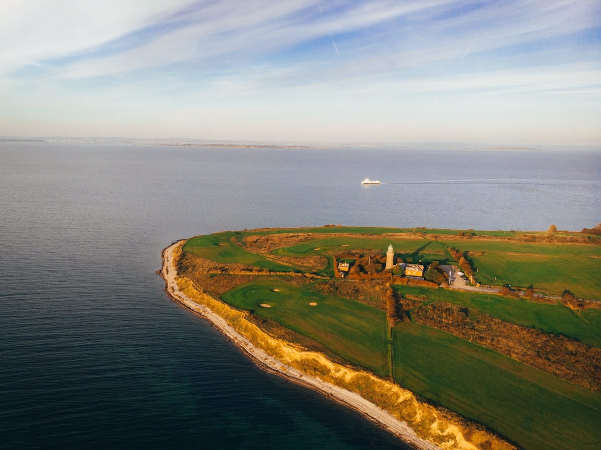 Luftfoto af Ærø Golf Klub med Skjoldnæs Fyr