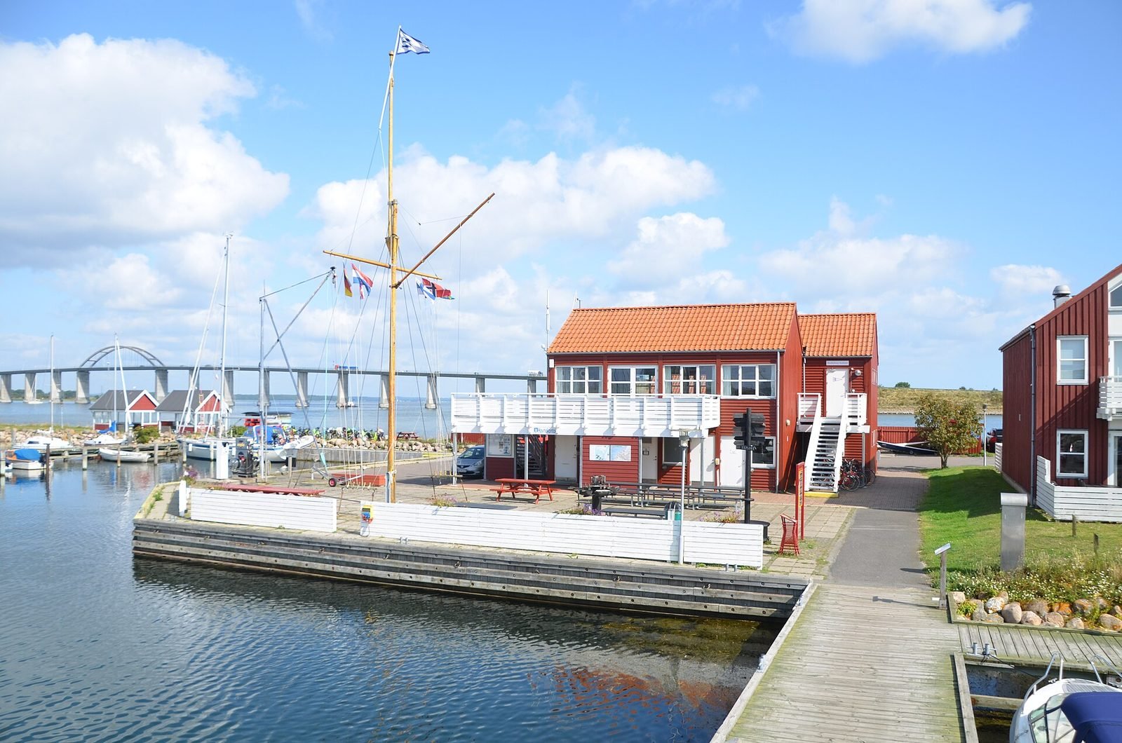 Rudk&oslash;bing Havn p&aring; Langeland med det historiske havnekontor
