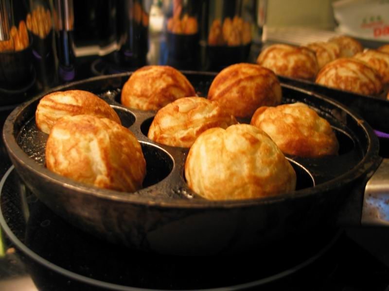 Gyldne &aelig;bleskiver i en &aelig;bleskivepande af st&oslash;bejern