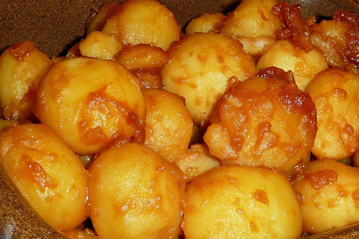 Kleine karamellisierte Kartoffeln, gl&auml;nzend braun glasiert
