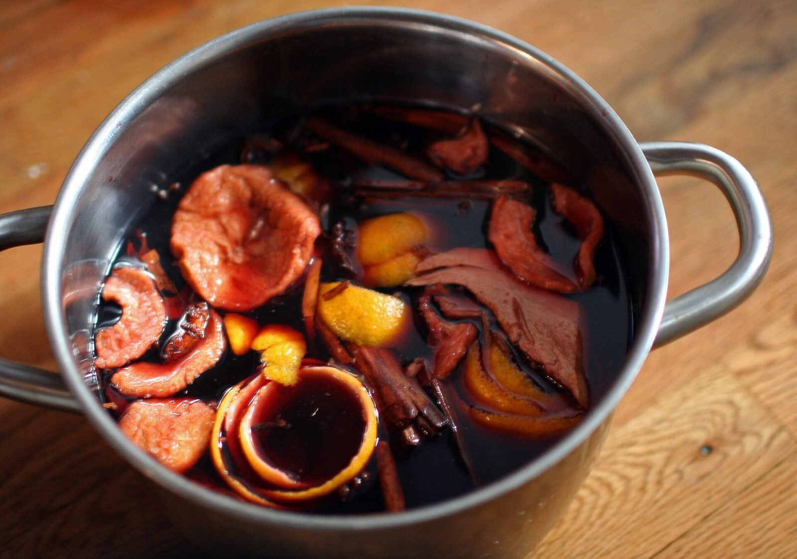 Gl&oslash;gg in einem Topf mit Orangenscheiben und Gew&uuml;rzen