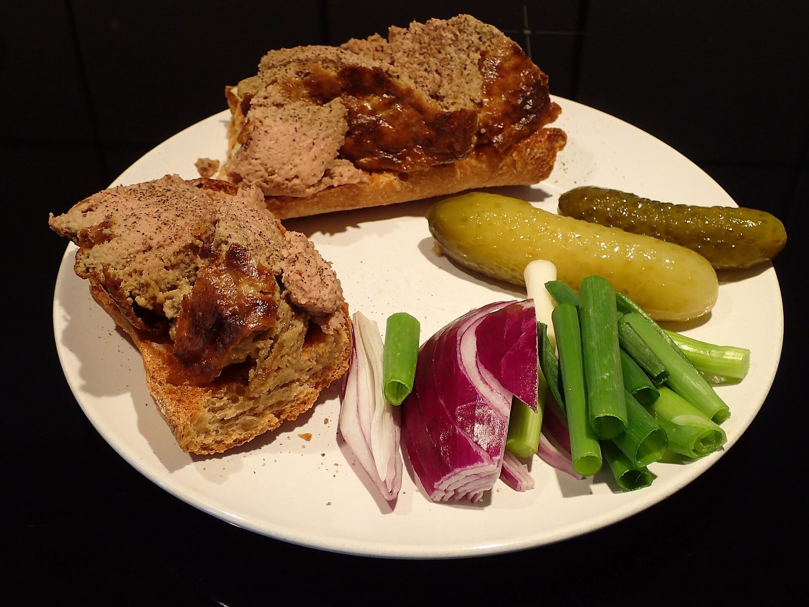Dänische Leberpastete auf Brot, dazu Gewürzgurken, rote Zwiebel und Frühlingszwiebeln
