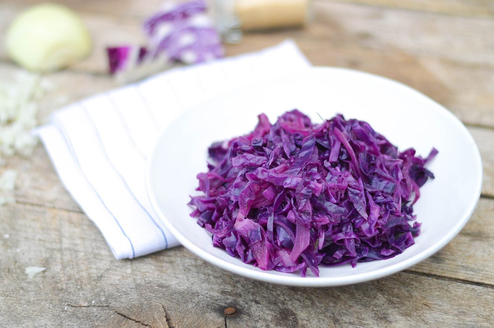 Rotkohl in feinen Streifen in einer wei&szlig;en Sch&uuml;ssel