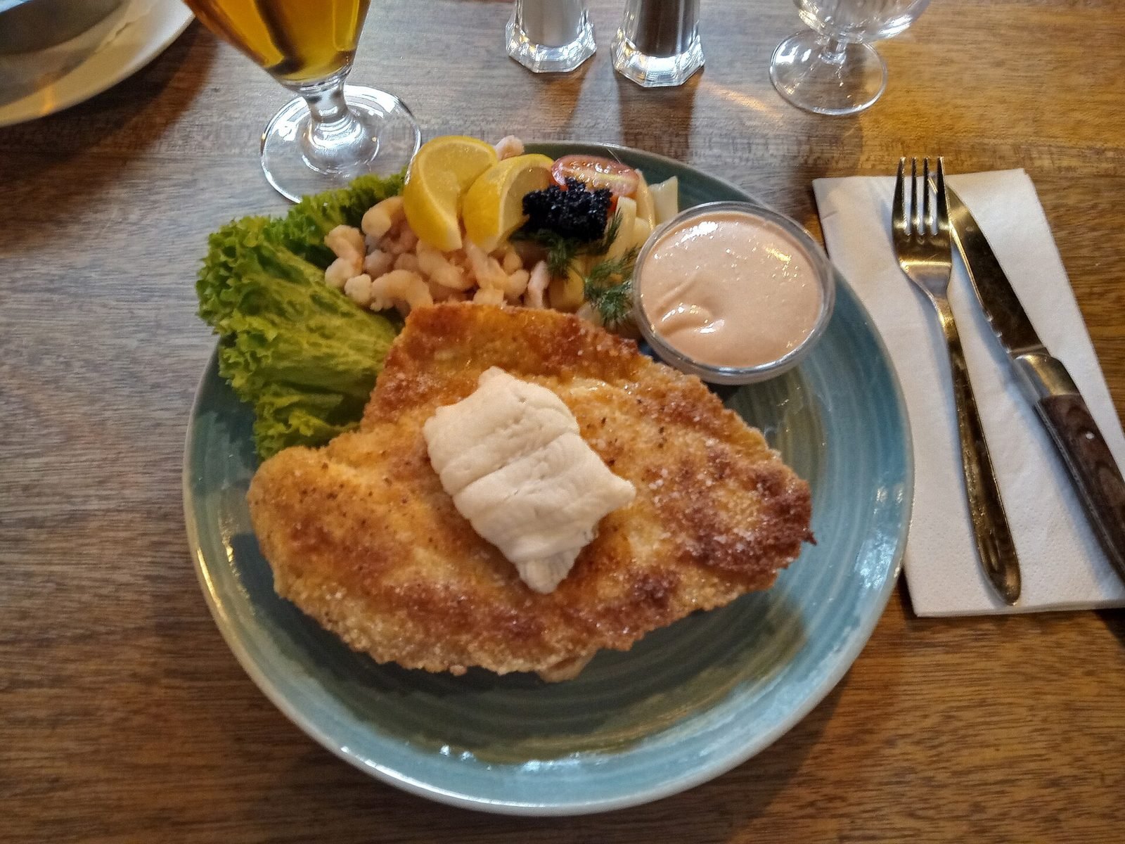 Stjerneskud p&aring; en tallerken: stegt r&oslash;dsp&aelig;ttefilet med rejer, salat, citron og rogn p&aring; ristet br&oslash;d