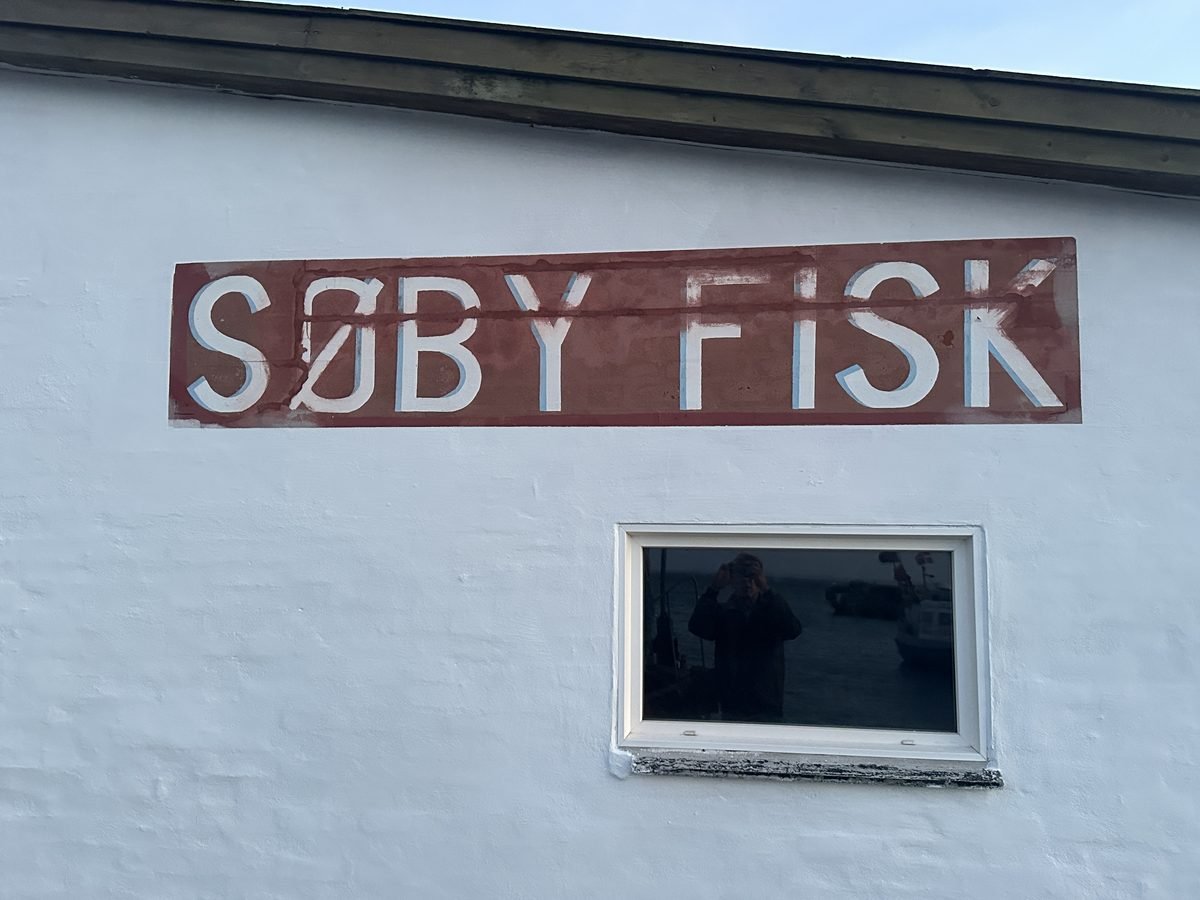 Schild &bdquo;S&oslash;by Fisk&ldquo; im Hafen von S&oslash;by