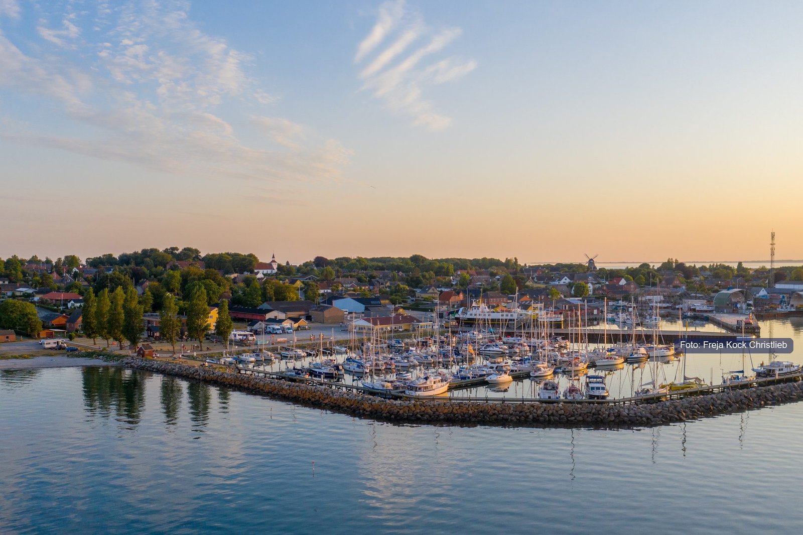 Søby havn i aftenlyset