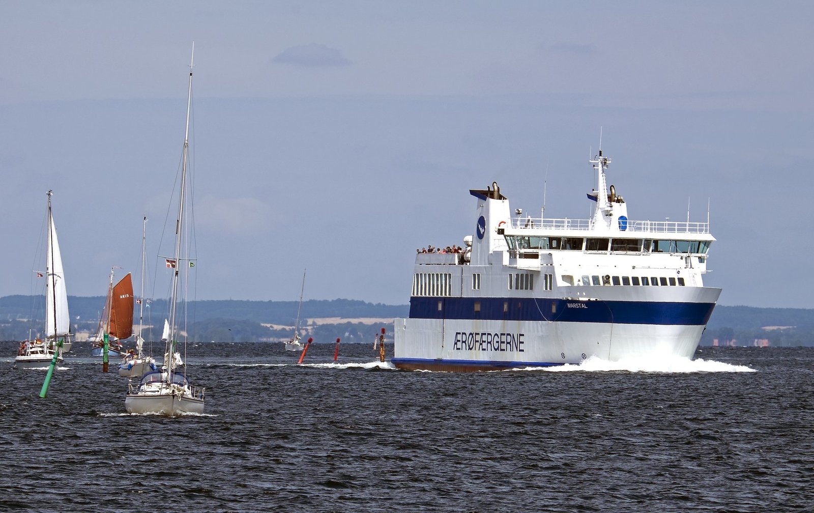 Die Ærø-Fähre auf dem Weg nach Ærøskøbing, im Hintergrund Segelboote